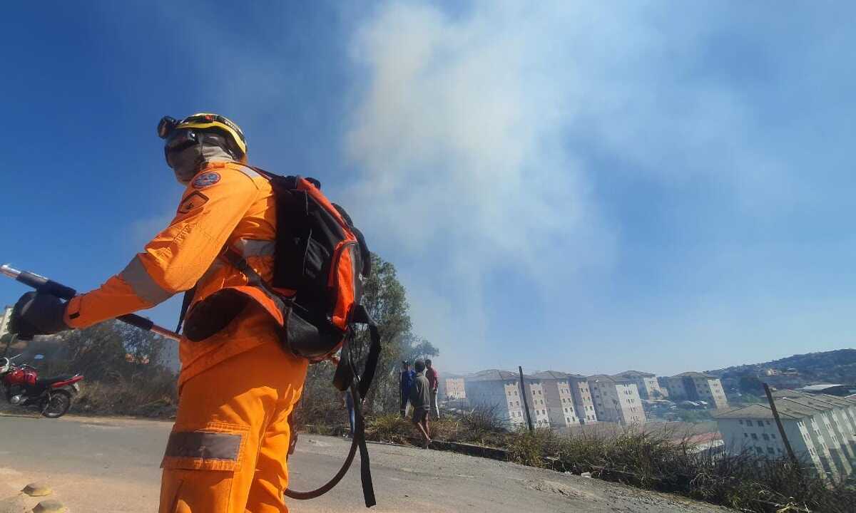 Terreno pega fogo em bairro de Belo Horizonte - Leandro Couri/EM/D.A Press