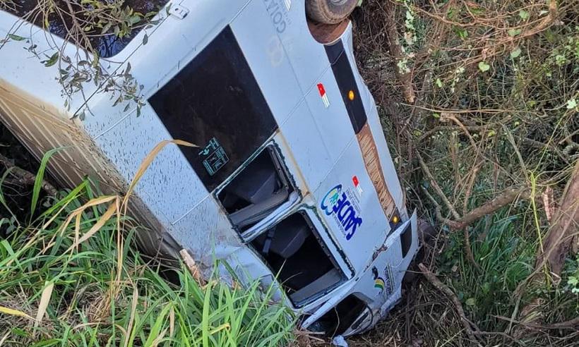 Acidente com van e carreta deixa 17 pessoas feridas na BR-153, em Prata - Divulgação/CBMG