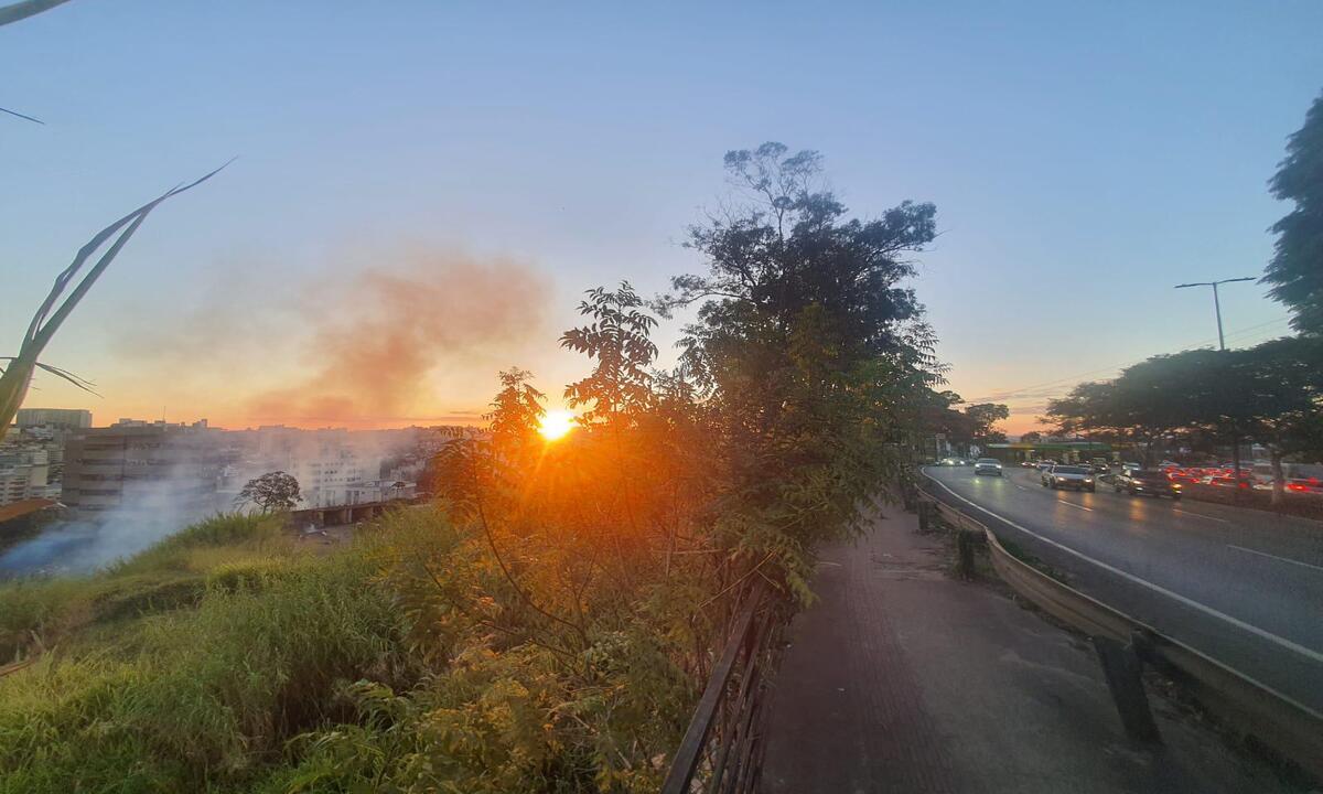 Incêndio atinge mata no bairro Santa Lúcia, em Belo Horizonte - Leandro Couri/EM/D.A.Press