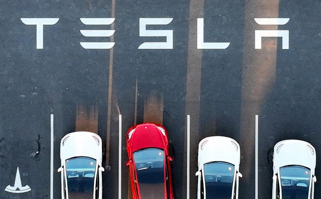 Musk prevê que Tesla terá carros de direção autônoma 'este ano' - JOSH EDELSON / AFP