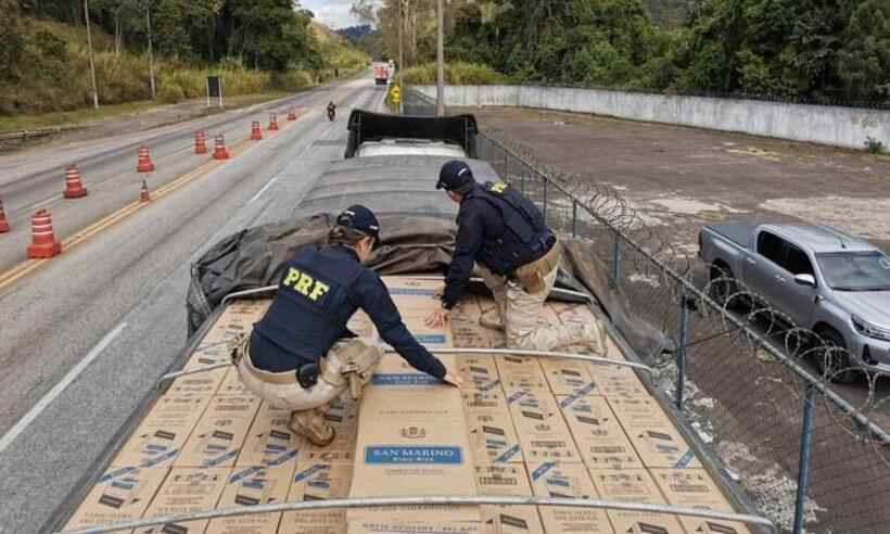 Motorista é preso com 400 mil maços de cigarro contrabandeados - PRF/Divulgação