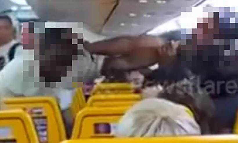 Homem se recusa a levantar em voo, e passageiros brigam por assento; vídeo - Reprodução/@newsflare
