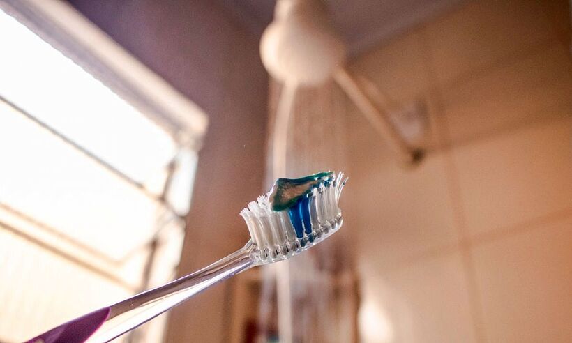 Se você escova os dentes no banho fique atento; entenda os perigos - RTA Comunicação/Divulgação