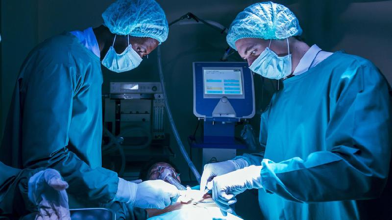 Cirurgiões fazendo um transplante de coração -  (crédito: Getty Images)