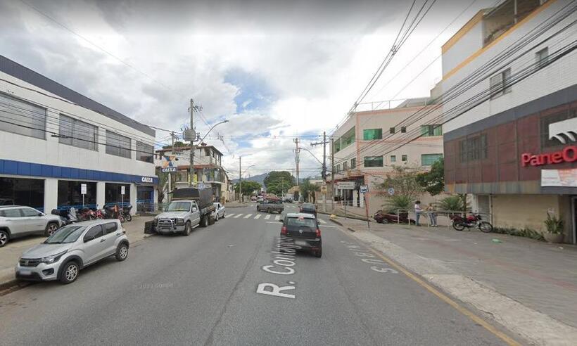Motorista atropela homem, arrasta moto, foge e é preso dentro de casa em BH - Google Street View