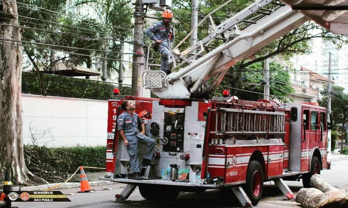 Cinco trabalhadores caem em caixa d'água em construção no Tatuapé - CBPMESP/Divulgação