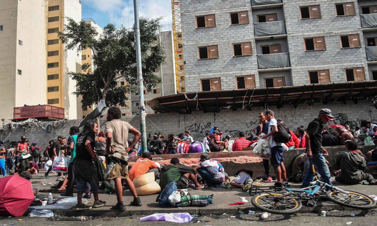 Usuários de drogas atacam ônibus e fazem saque próximo à cracolândia - Nelson Almeida/ AFP
