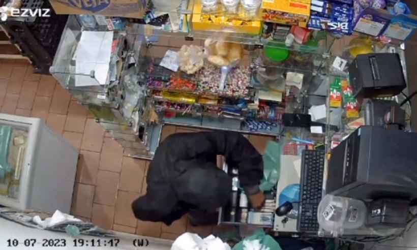 Vídeo: Assaltantes abrem caixa de padaria e roubam quase R$ 1 mil - Reprodução: Circuito Interno