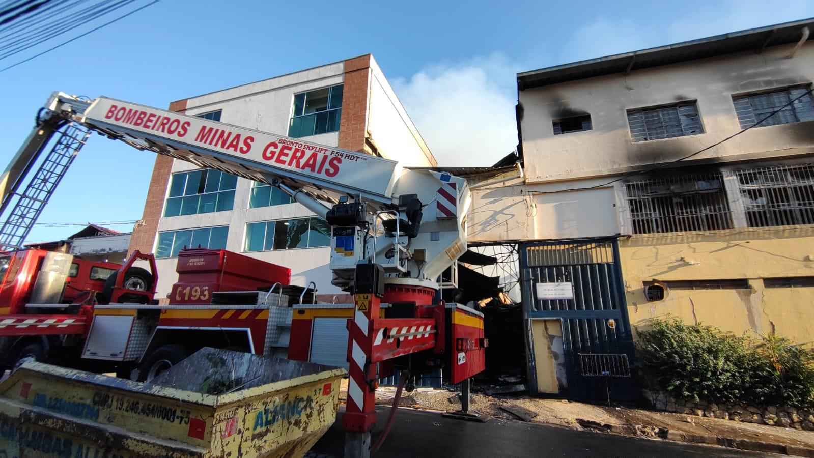 Empresa do galpão incendiado em BH não tem auto de vistoria dos Bombeiros - Jair Amaral/EM/DA Press