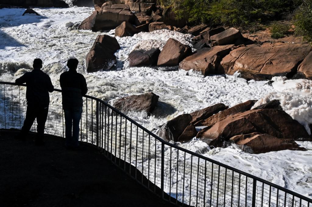 Espuma tóxica cobre rio Tietê no estado de São Paulo - NELSON ALMEIDA / AFP