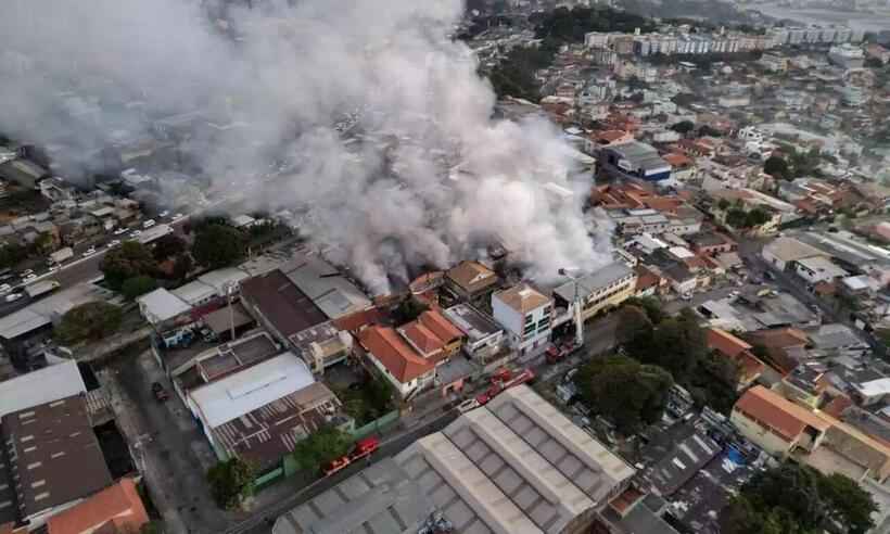 Incêndio no Cachoeirinha: bombeiros estão no rescaldo quase 24 horas depois - @estev4m/Esp. EM - Belo Horizonte - MG