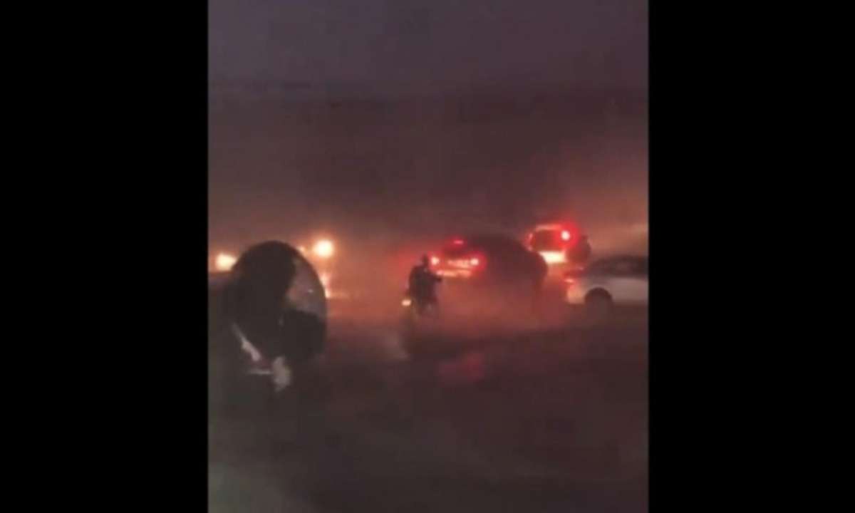 Vídeo: motorista escapa de placa desgovernada derrubada por ciclone - Reprodução/Twitter/@WillianRicaardo