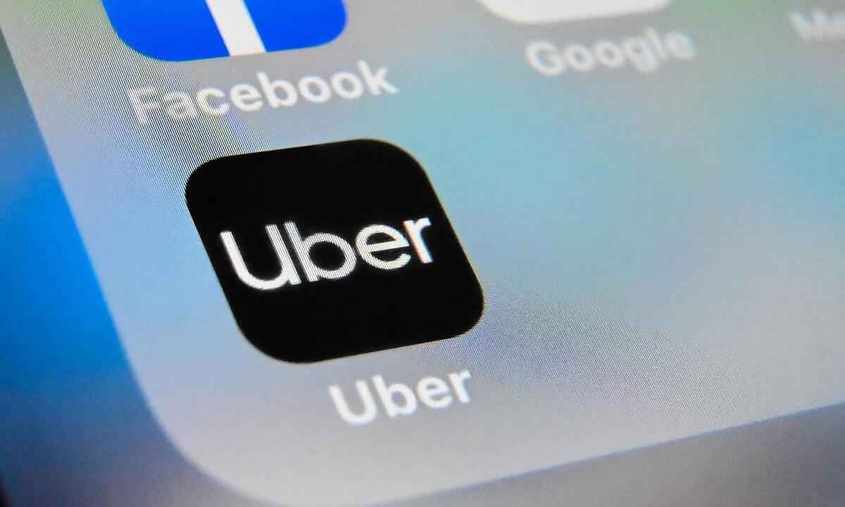 Motoristas da Uber aplicam golpe e fazem viagens sem passageiros - DENIS CHARLET/AFP