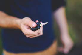 Homem engole chave de carro e quase morre com ela entalada na garganta - kaboompics/Pixabay