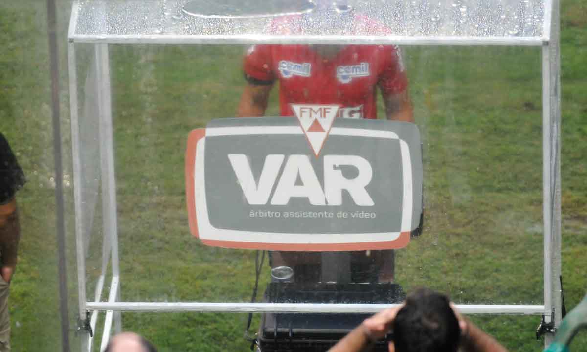 VAR: Linhas indecentes e suspeitas