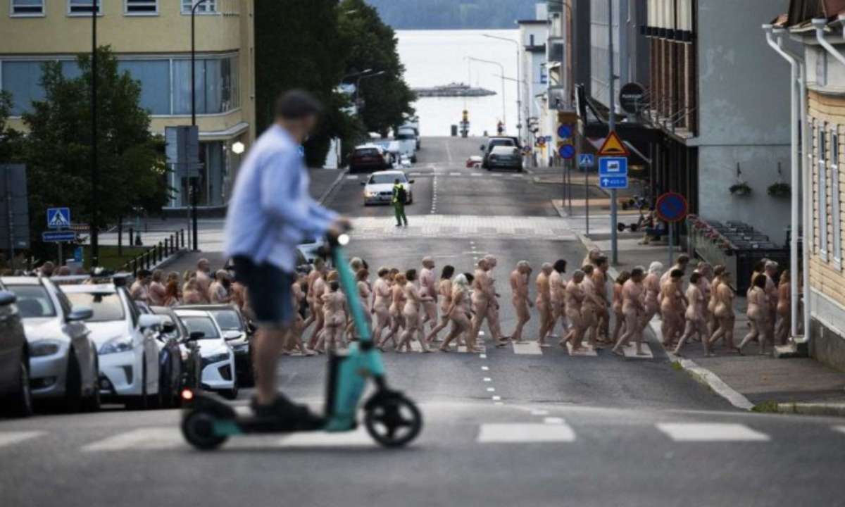 Mil pessoas posam sem roupa para fotógrafo na Finlândia - Spencer Tunick / AFP