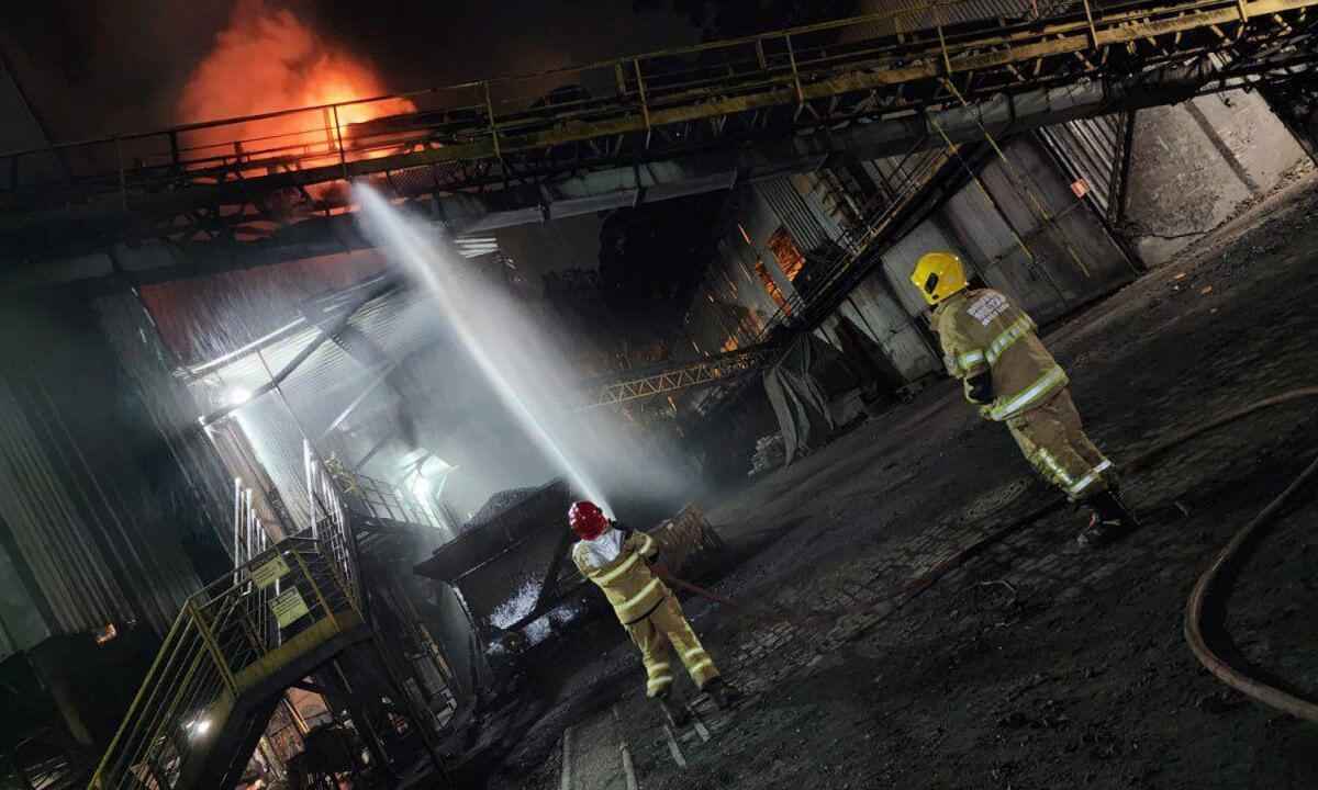 Bombeiros apagam incêndio em metalúrgica, em Conselheiro Lafaiete  - Divulgação/ CBMMG