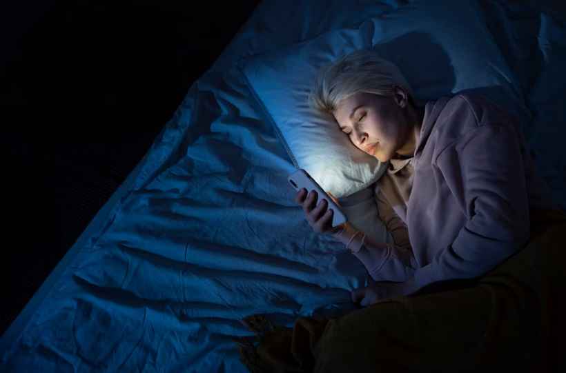 Tecnologia e sono: celulares dominam as noites dos brasileiros - Freepik