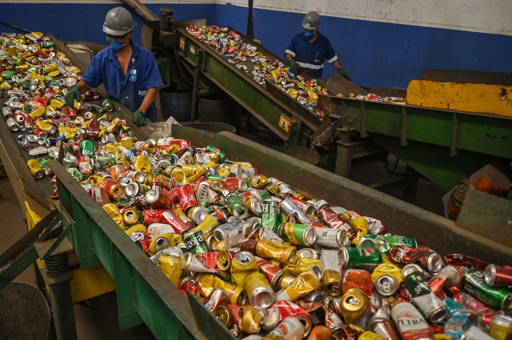 Do lixo às prateleiras: Brasil é referência em reciclagem de latas - NELSON ALMEIDA / AFP