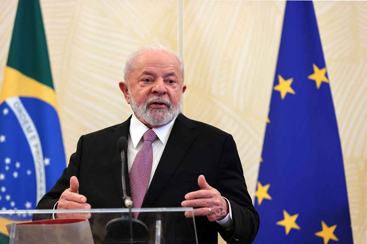 Lula articula, mas o ainda PT resiste a entregar ministérios ao Centrão - François WALSCHAERTS/AFP)