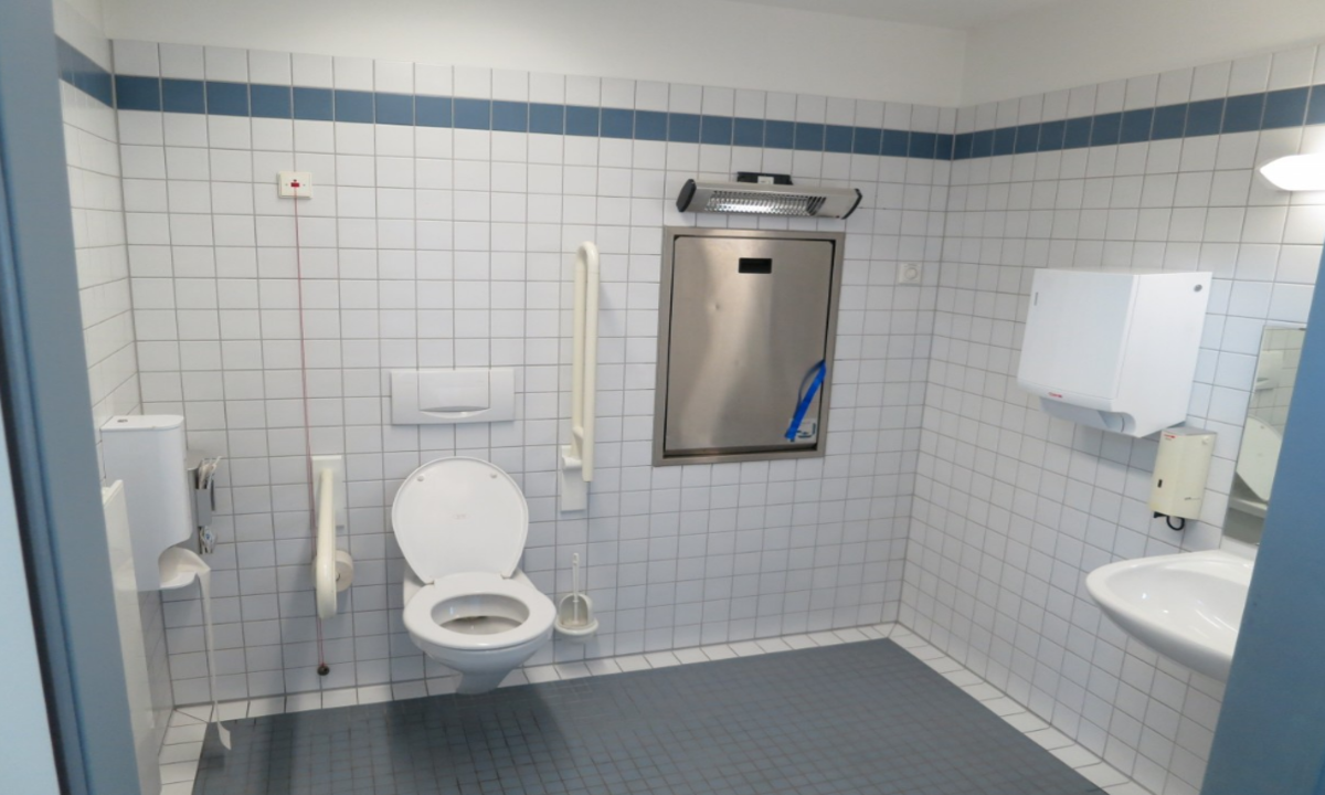 Atendente que limpava cinco banheiros por dia em fast-food é indenizada - PxHere/Reprodução