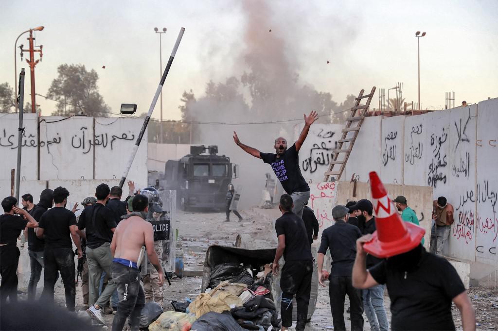 Embaixada da Suécia incendiada em Bagdá por ameaça de queima do Alcorão - Ahmad AL-RUBAYE / AFP