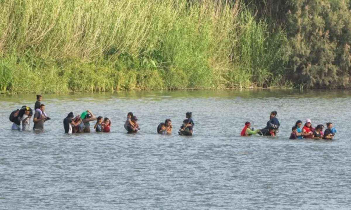 Patrulheiros recebem ordens de empurrar crianças imigrantes em rio nos EUA - Suzanne Cordeiro/AFP