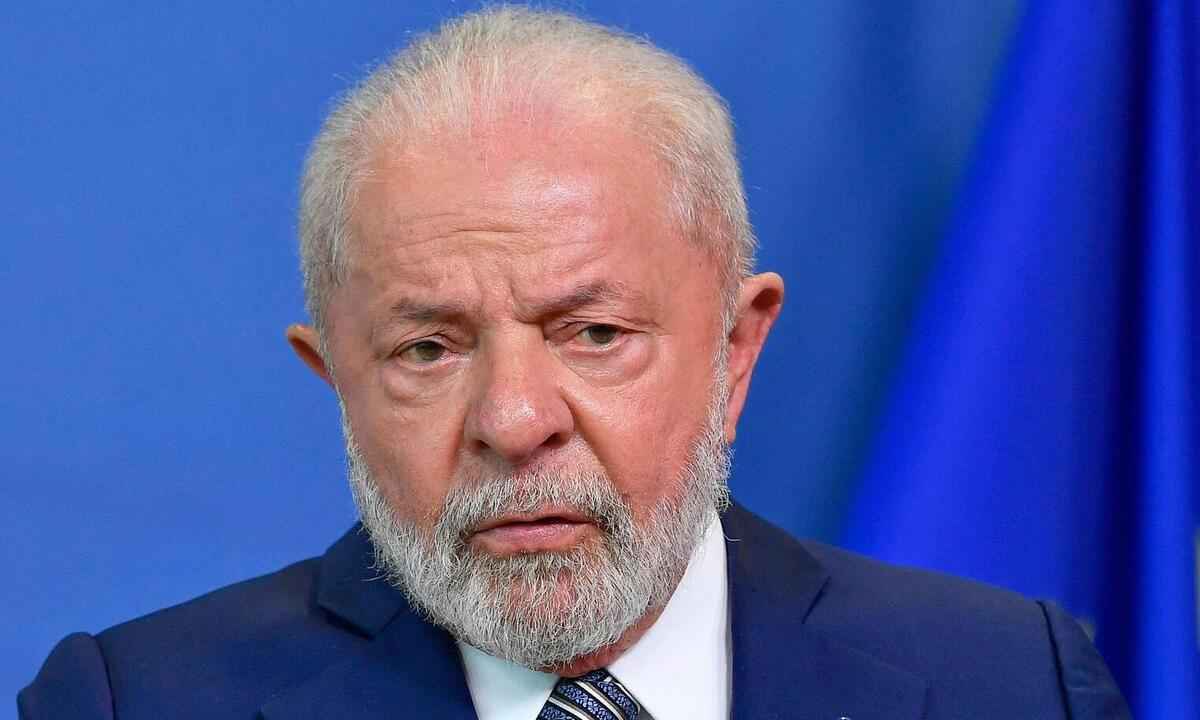 Lula deve dispensar CACs de devolverem fuzis e outras armas - Jean-Christophe Verhaegen / AFP