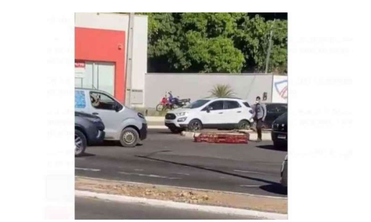 Caixão com corpo cai de carro funerário no meio da rua - Reprodução redes sociais
