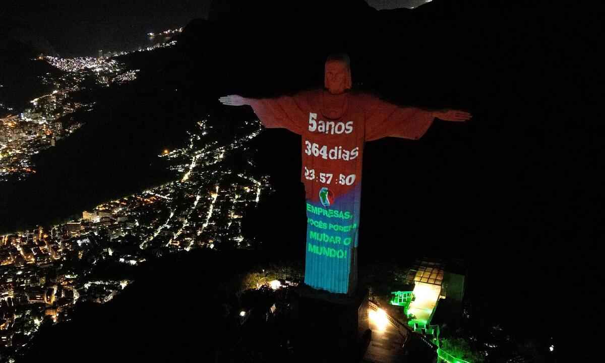 Contagem regressiva: 'Relógio do Clima' é projetado no Cristo Redentor - Carlos FABAL/AFP