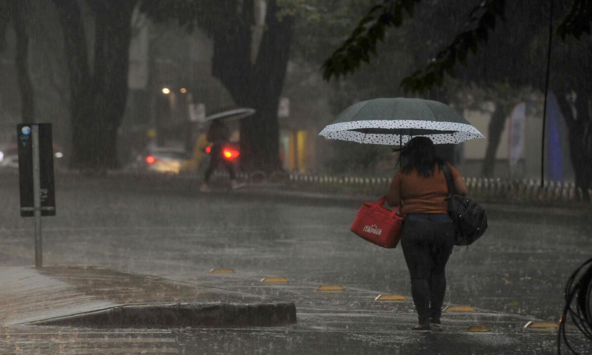 BH pode ter pancada de chuva com raios e rajadas de vento - Tulio Santos/EM/D.A.Press. Brasil. Belo Horizonte - MG