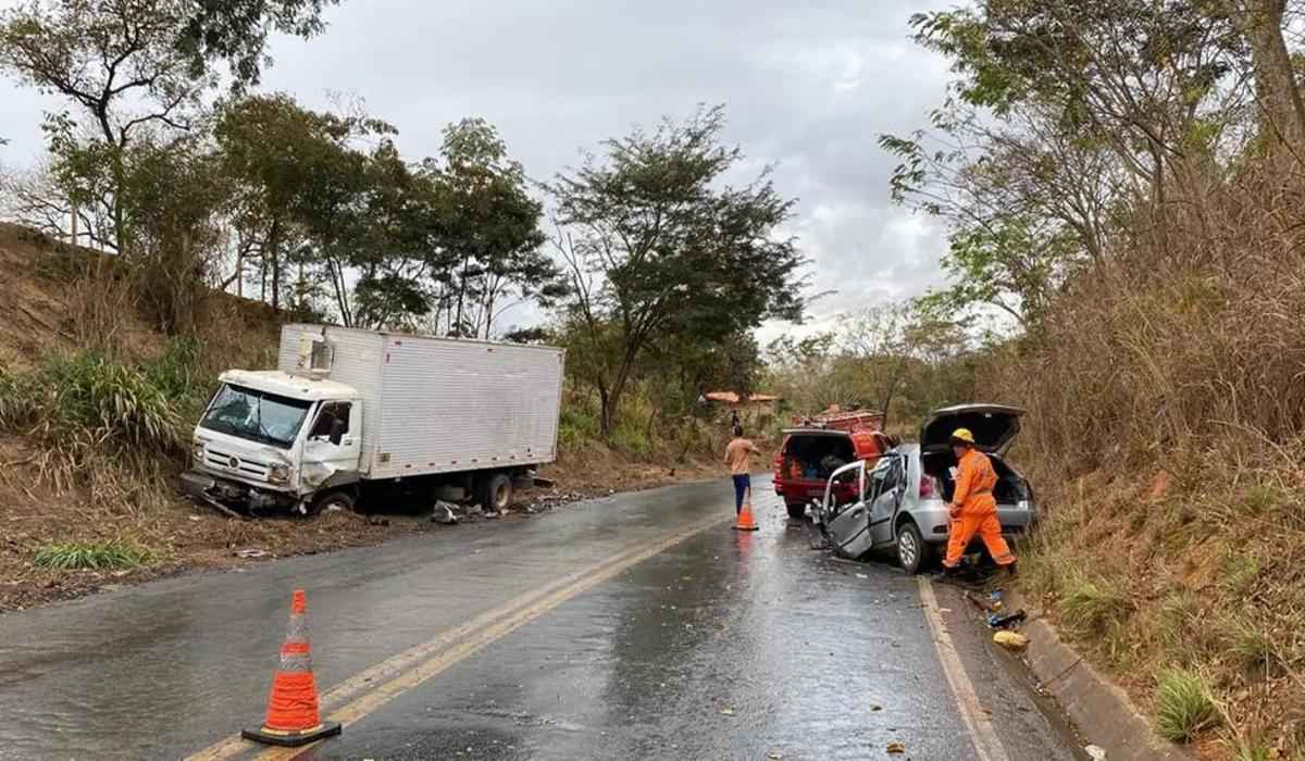 Pista molhada: motorista perde controle, bate e deixa dois mortos - Polícia Militar Rodoviária