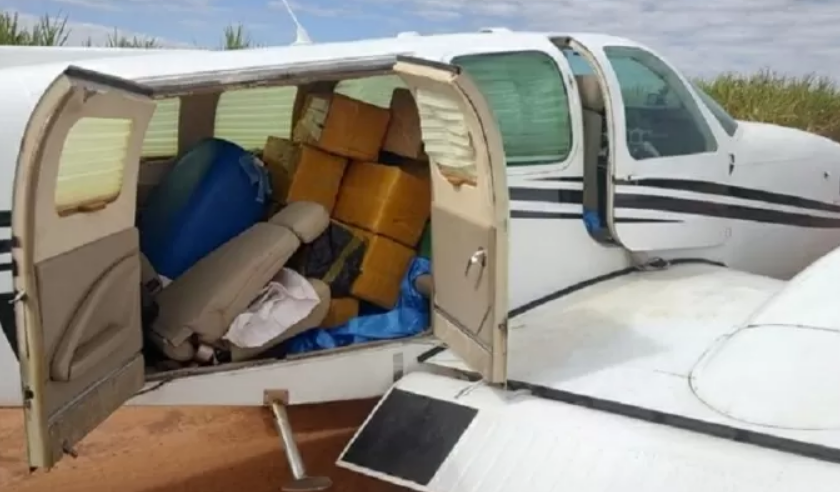 Avião que trazia 400 quilos de cocaína do Paraguai ao Brasil é interceptado - Divulgação/PF