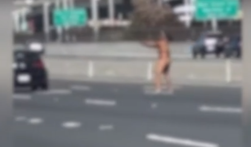Mulher nua é flagrada atirando em rodovia nos Estados Unidos; veja o vídeo - Reprodução/Redes Sociais
