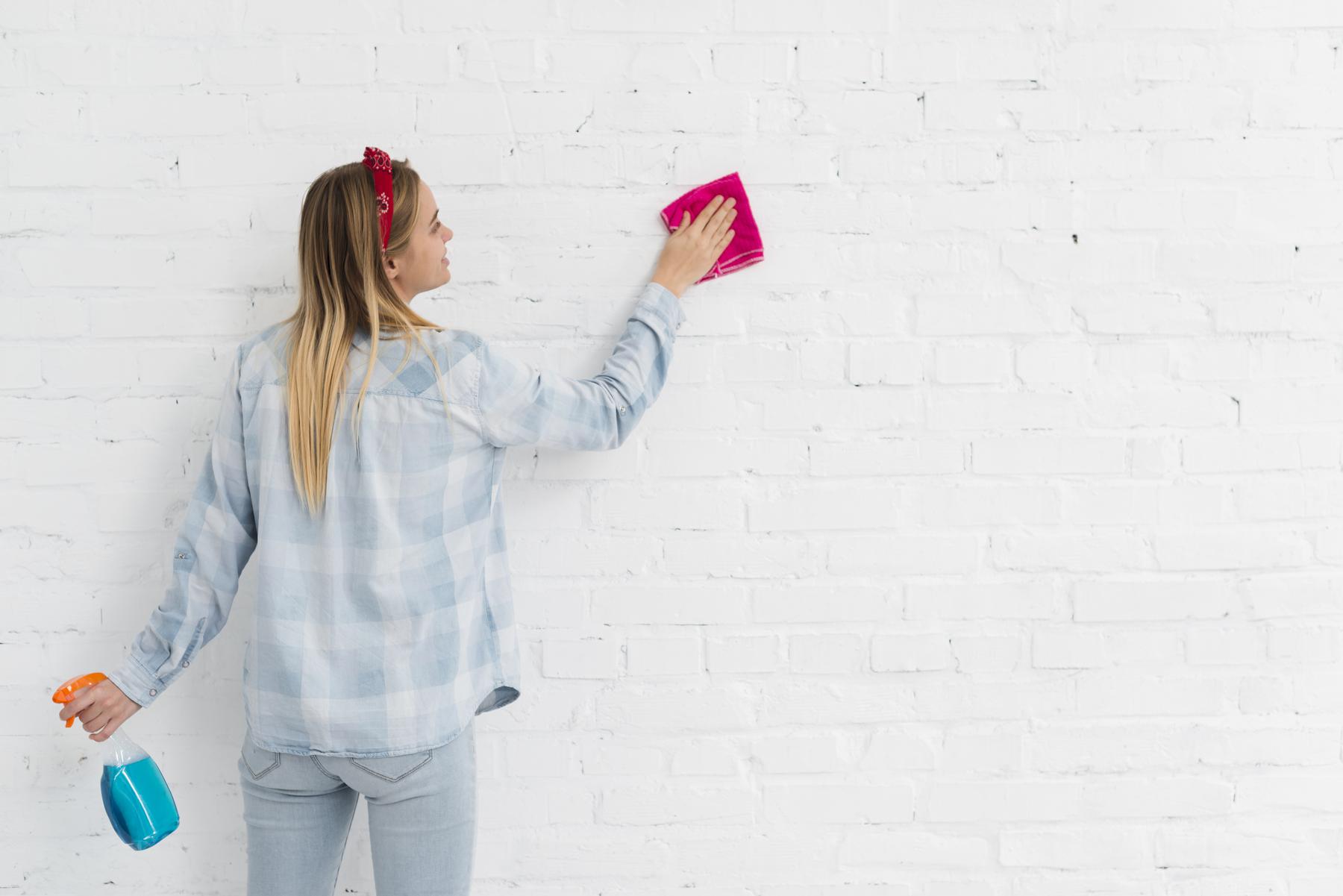 Aprenda alguns truques de como limpar parede branca e remover manchas - Freepik