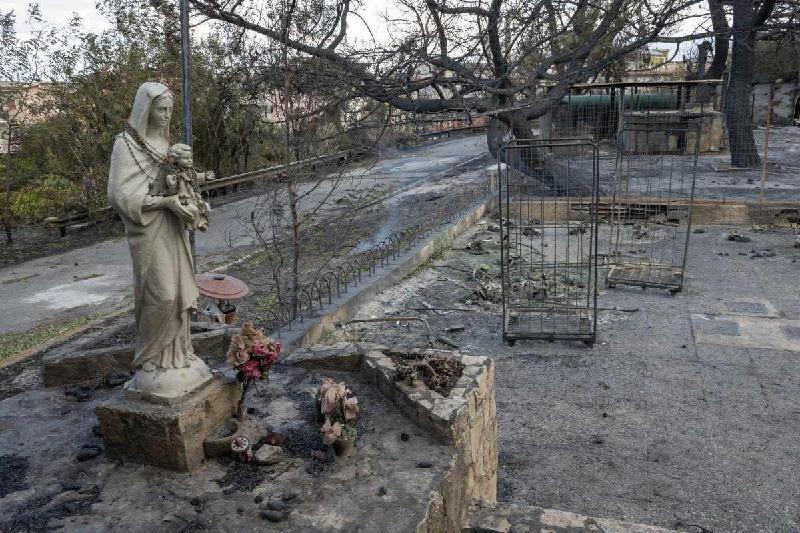Imagem de Virgem Maria fica intacta após incêndio em cidade italiana - GIOVANNI ISOLINO / AFP