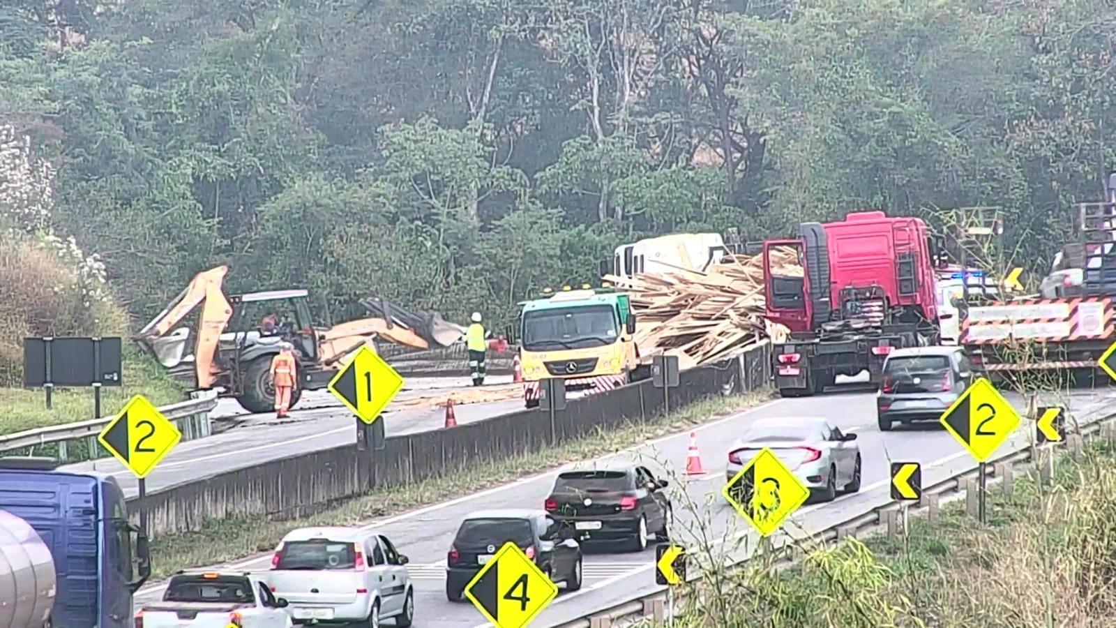 Carreta com madeira tomba, e congestionamento na BR-381 chega a 12 km - Arteris Fernão Dias/Reprodução