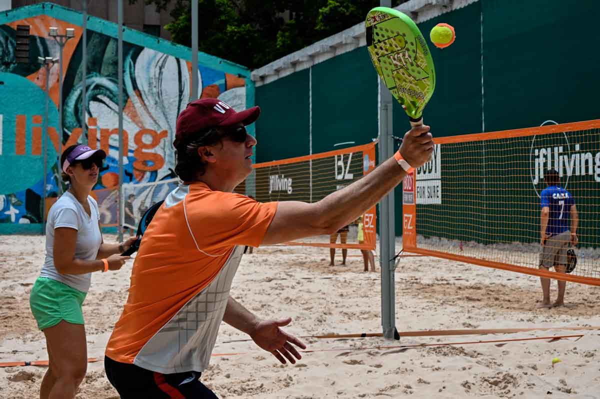 Beach tennis vira febre em BH - Nelson Almeida/AFP
