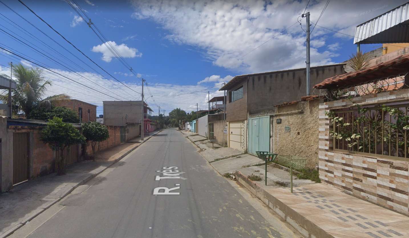 Suspeitos atiram contra jovens que conversavam no meio da rua na Grande BH - Google Maps/Reprodução