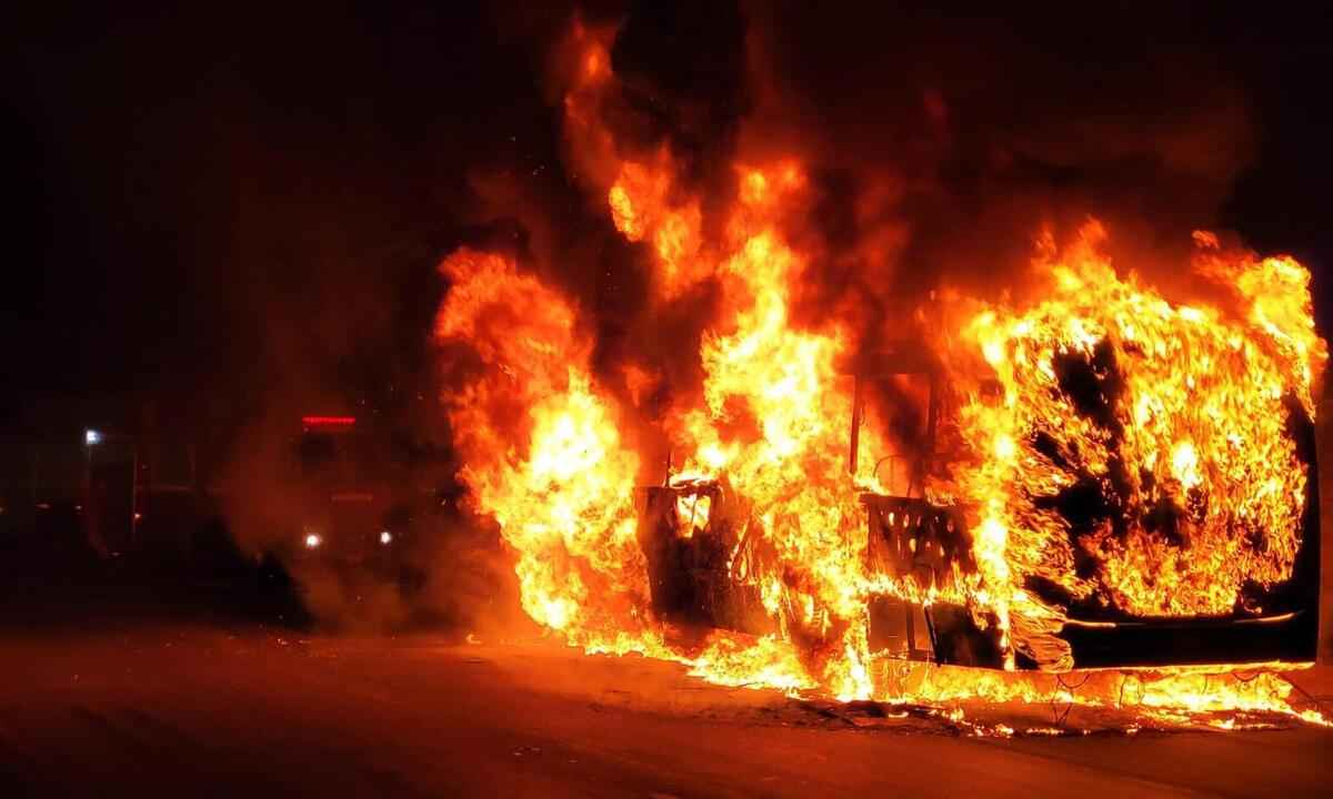 Vídeo: ônibus é incendiado após assalto na Via Expressa, em Contagem - Corpo de Bombeiros/Divulgação