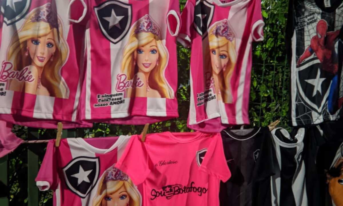 Camelôs entram na onda rosa e vendem camiseta da Barbie com brasão de times - Redes sociais/Twitter