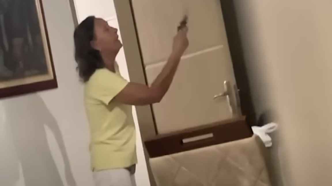 Vídeo: Mulher armada ameaça adolescentes em condomínio em Montes Claros - Reprodução