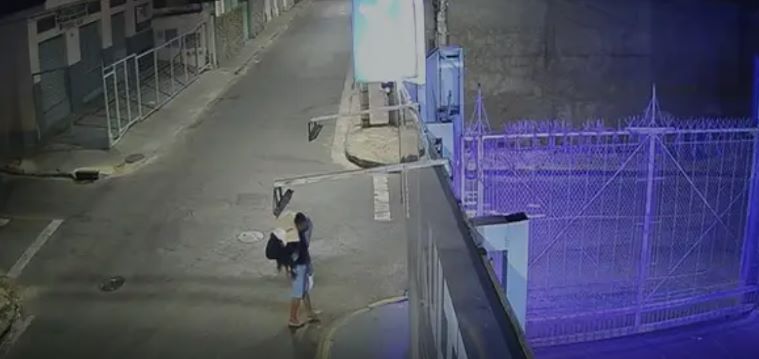 Suspeito de estuprar jovem abandonada na rua vai continuar preso - Câmeras de segurança / Divulgação