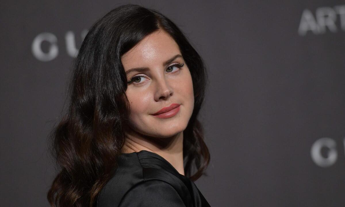 Lana Del Rey viraliza ao encerrar show sendo arrastada por assistentes - AFP / Chris Delmas