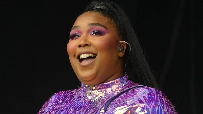 Dançarinas denunciam cantora por assédio sexual e gordofobia - BBC