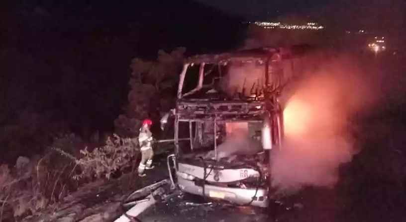 Ônibus de turismo com 59 ocupantes pega fogo na BR-251 - PRF/divulgação