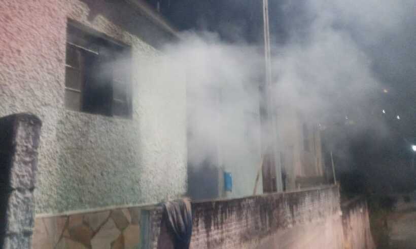Casa pega fogo e deixa homem ferido no Sul de Minas - CBMMG