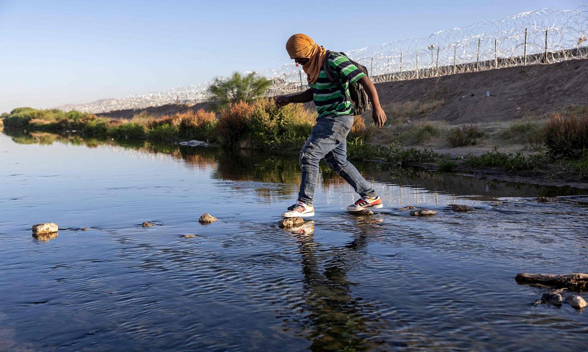 Imigrante morre preso à barreira de boias na fronteira do Texas com México - JOHN MOORE / GETTY IMAGES NORTH AMERICA / AFP