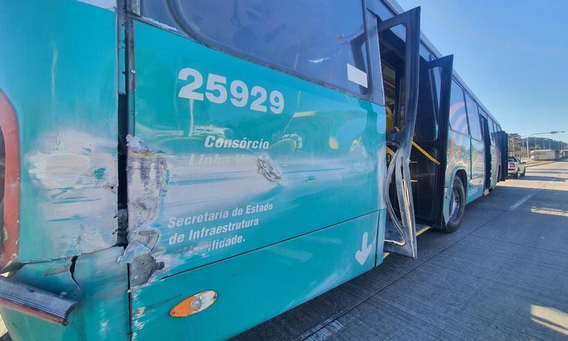 Ônibus do Move bate em mureta e deixa feridos em BH - Leandro Couri/EM/D.A Press