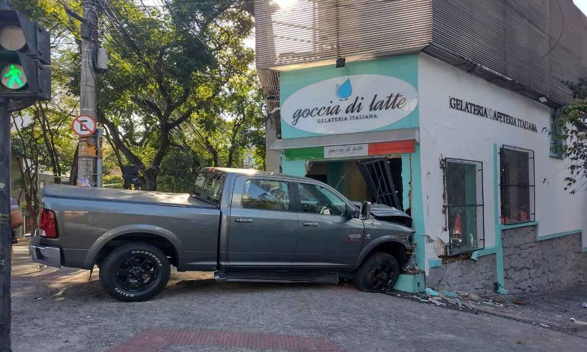 BH: caminhonete bate em dois carros e invade sorveteria no Bairro Lourdes - Edésio Ferreira/ EM/ D.A Press
